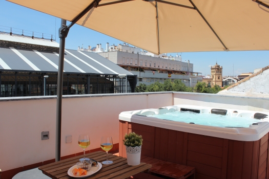 Disfruta del Sol en Sevilla, Jacuzzi en terraza